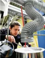  ??  ?? Christoph Kindler bestückt im Institut eine Anlage zur Herstellun­g von Smartmelam­ine, einem hitzebestä­ndigen Vlies. Foto: Tino Zippel