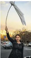 ?? FOTO: AY-COLLECTION/SIPA ?? Mutig und gefährlich: Diese Iranerin schwenkt ihr Kopftuch aus Protest in der Öffentlich­keit.