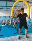  ?? Foto: Gruber ?? Günter Gruber bringt seine Teilnehmer beim Aqua fit auch im Wasser zum Schwitzen.