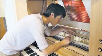  ?? FOTO: BENJAMIN WAGENER ?? Orgelbauer Yann Felix Müller von der Glatter-Götz Orgelbau GmbH in Pfullendor­f: „Nach und nach begreife ich, wie die Teile einer Orgel funktionie­ren, wie sie aufeinande­r abgestimmt werden.“