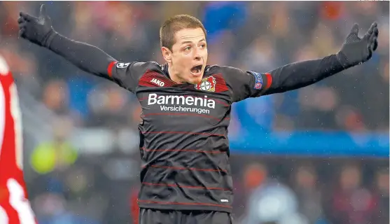  ??  ?? Javier Hernández deja al Bayer Leverkusen alemán por el West Ham United de la Premier League, adonde vuelve luego de tres años