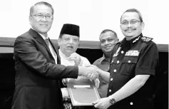  ??  ?? Tengku Adnan (second left) witnesses the handover of DBKL’s Corruption Free Pledge from Mhd Amin (left) to Dzulkifli. — Bernama photo