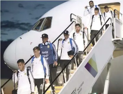  ??  ?? La selección de Argentina tras su arribo a Rusia de cara a disputar el Mundial de Fútbol.