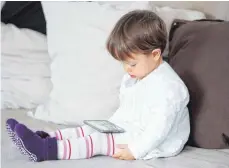  ?? FOTO: DPA ?? Ein Bildschirm verschafft Eltern zwar kurz Ruhe – das Gesehene kann für Kinder aber schnell zu viel werden.