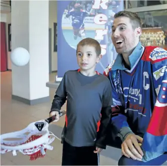  ?? CLIFFORD SKARSTEDT/EXAMINER ?? Robert Hope, the new captain of the Peterborou­gh Century 21 Lakers, with Mac Day, 6, announced on Wednesday afternoon at the Memorial Centre. Hope, 25, replaces Self, 37, who announced his retirement after eight years as Lakers' captain. See related...