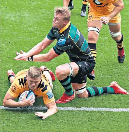  ??  ?? Credential­s: Jack Willis dives over for Wasps’ second try and he dominated the breakdown in front of England coach Eddie Jones (below)