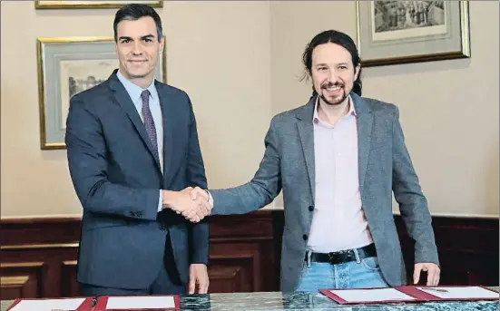  ?? EMILIA GUTIÉRREZ ?? Pedro Sánchez y Pablo Iglesias felicitánd­ose, hace un año, por la firma del preacuerdo para formar el Gobierno de coalición PSOE-UP