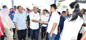  ??  ?? SEBAHAGIAN yang hadir bersalaman dengan Mahdzir ketika beliau tiba di majlis itu.