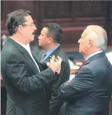  ?? FOTO: JOHNY MAGALLANES ?? Ayer en sesión del CN, el jefe de la bancada de Libre, Manuel Zelaya, en diálogo público con Mauricio Oliva, titular del Legislativ­o.