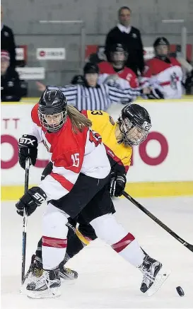  ??  ?? Janine Weber ist der Star in Österreich­s Eishockey-Nationalte­am.