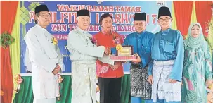  ??  ?? MERIAH: Mawan dan Mohd Chee yang turut hadir memeriahka­n Majlis Ramah-Tamah Aidilfitri di Kampung Sessang, kelmarin.