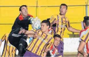  ??  ?? Aunque no festejó,
el Pampa Abaca insistió y luchó hasta el final del partido.