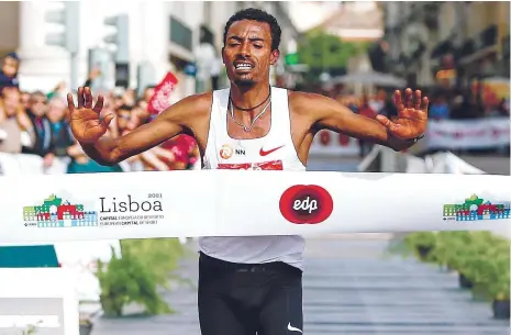  ??  ?? Getachew beneficiou do vento e bateu o recorde de uma maratona em Portugal, mas falhou o máximo pessoal