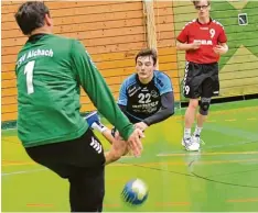  ?? Foto: Willi Seidl ?? Fabian Frömmel beim Torwurf von der Außenposit­ion. Er traf gegen Aichach sechs mal für seine HSG aus Lauingen und Wittisling­en.