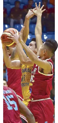  ?? ROSALES  KJ ?? Heavy Bomber Jed Mendoza finds little room for a decent shot as he is hounded by EAC Generals Hamadou Laminou and Jeric Diego (right) during their NCAA match.