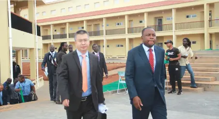  ??  ?? Prof Mavima (kurudyi) naVaZhao Baogang vachimema chikoro cheZimbabw­e-China Friendship High School