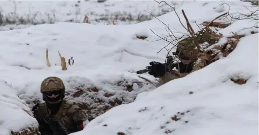  ?? (Kuba Stezycki/Reuters) ?? UKRAINIAN SOLDIERS train in a trench during Combined Arms Training in Wedrzyn, Poland, in December.