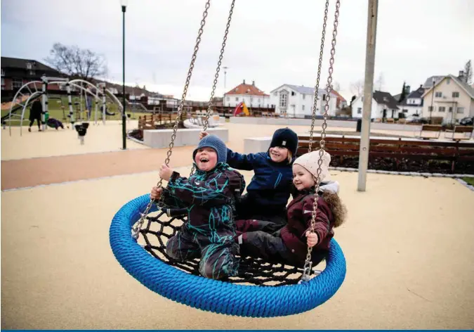  ?? JAN INGE HAGA ?? Oscar (3), Fredrik (6) og Mari (4) prøver den store dissen for første gang. Ingen tvil om at den falt i smak.