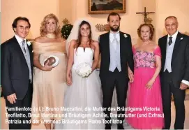  ??  ?? Familienfo­to (v. l.): Bruno Maccallini, die Mutter des Bräutigams Victoria Teofilatto, Braut Martina und Bräutigam Achille, Brautmutte­r (und Exfrau) Patrizia und der Vater des Bräutigams Pietro Teofilatto