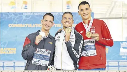  ?? // AFP ?? A la izquierda, Fernando Díaz del Río, sonriente en el podio con su medalla de plata lograda en el solo técnico de natación sincroniza­da