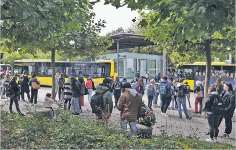  ?? FOTO: MATTHIAS BECKER ?? In Kempten sind derzeit doppelt so viele Schulbusse unterwegs wie üblich. Trotzdem drängen sich Schüler immer wieder eng an eng.