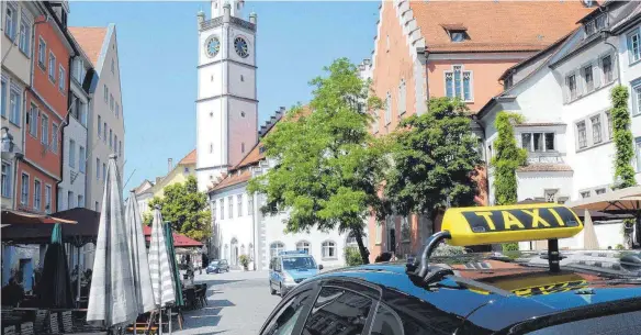  ?? ARCHIVFOTO: FELIX KÄSTLE ?? Wer sich im Kreis Ravensburg mit dem Taxi chauffiere­n lässt, zahlt künftig mehr.