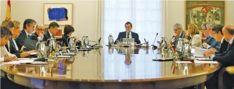 ?? (AFP) ?? Spanish Prime Minister Mariano Rajoy (centre) presides over a crisis meeting of the Cabinet at the Moncloa Palace, in Madrid on Wednesday