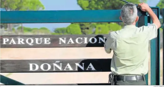  ?? JOSUÉ CORREA ?? Un agente de la Guardia Civil revisa un acceso en el Parque Natural de Doñana.