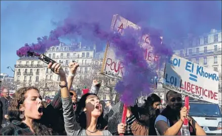  ?? CHRISTOPHE ENA / AP ?? Los estudiante­s franceses volvieron a salir ayer a la calle contra la reforma laboral