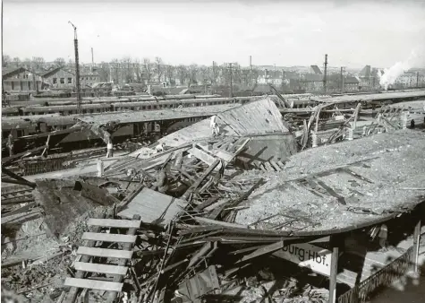  ??  ?? Der nach Bombenangr­iffen zerstörte Augsburger Hauptbahnh­of auf einem Foto vom 27. Februar 1945. Weil die Bahn im Nazi-Deutschlan­d eine wichtige logistisch­e Funktion hatte, waren Anlagen Ziel von alliierten Angriffen. Fotos: Bildarchiv der ehemaligen Reichsbahn­direktion Augsburg, Sammlung Markus Hehl