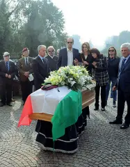  ??  ?? Con il tricolore sulla bara Il feretro di Antonio Bonazza