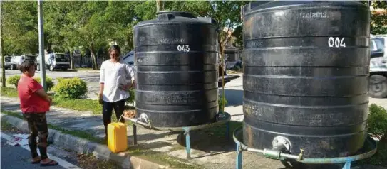  ?? [FOTO FAIZ ANUAR/BH] ?? Orang ramai mengambil bekalan air bersih yang disediakan Syarikat Bekalan Air Selangor Sdn Bhd di Pusat Khidmat Setempat (PKS) Bandar Parklands.