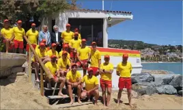  ?? (Photo F. B.) ?? Cette année, les nageurs sauveteurs sont vêtus en rouge et jaune et arborent l’appellatio­n « Sauvetage-Lifeguard ».