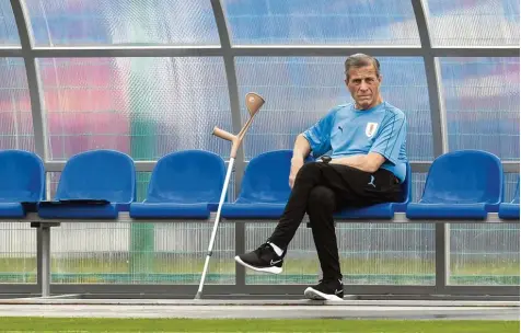  ?? Foto: Bernetti, afp ?? Seit inzwischen 184 Länderspie­len sitzt Oscar Tabarez auf der Bank der Nationalma­nnschaft von Uruguay. Das 185. soll nicht das letzte in Russland sein.