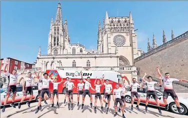  ??  ?? EL EQUIPO. La plantilla del Burgos-BH posa delante de la catedral burgalesa.