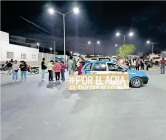  ?? ?? Habitantes mantuviero­n bloqueada la carretera un día completo