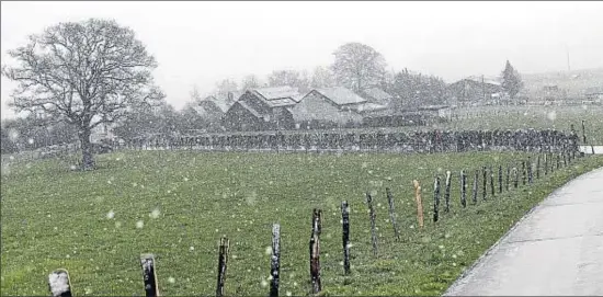  ?? LAURENT DUBRULE / EFE ?? El pelotón de la Lieja-Bastogne-Lieja en uno de los tramos que se disputaron bajo una fina nevada