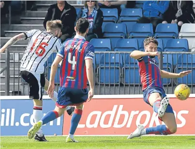  ?? Pictures: SNS. ?? Dunfermlin­e’s Andy Ryan scores to make it 1-0.