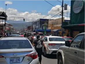  ?? CALDErÓn ?? La congestión vehicular impedía avanzar con facilidad por la avenida central cartagines­a.KEYnA