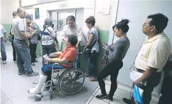  ?? FOTO: EL HERALDO ?? Los pacientes llegan con la esperanza de recibir atención de calidad y se van sin medicinas.