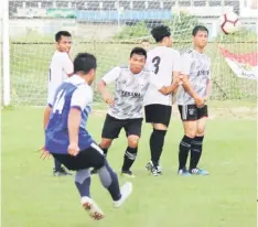  ??  ?? Herman Ferseh of TMP SB executes a free kick against Kebana.