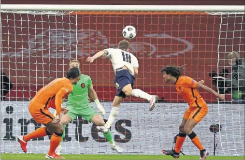  ??  ?? Nicolo Barella se impone a Van Dijk y Aké y marca de cabeza el gol que dio el triunfo a Italia en Holanda.