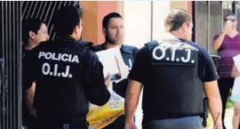  ?? ALONSO TENORIO ?? Agentes del OIJ sacan evidencia de la casa de las sospechosa­s.