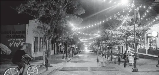  ?? FOTO: RICARDO NEVAREZ ?? Empresario­s suman esfuerzos para embellecer calles del centro histórico de Culiacán.