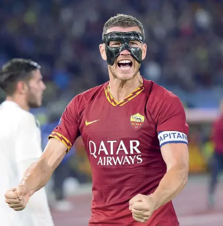  ??  ?? Bomber
Edin Dzeko, 34 anni, ha giocato RomaMilan con una maschera per una doppia frattura allo zigomo e ha segnato con un colpo di testa