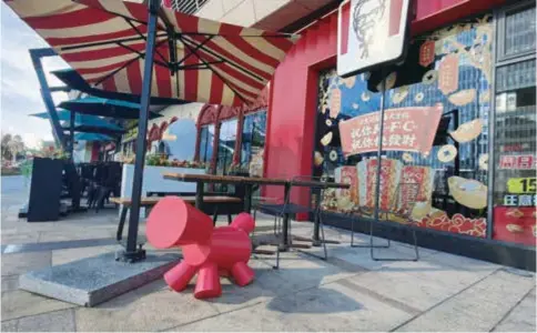  ?? ?? A KFC franchise in Shanghai has set up a pet dining area outside, welcoming guests to bring their animals. — IC