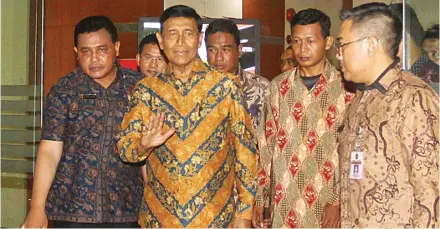  ?? HARITSAH/JAWA POS ?? LANJUTKAN PERAWATAN: Menko Polhukam Wiranto (dua dari kiri) menuju kendaraan yang akan membawanya kembali ke RSPAD Gatot Soebroto seusai acara di kantor Kemenko Polhukam kemarin (19/10).