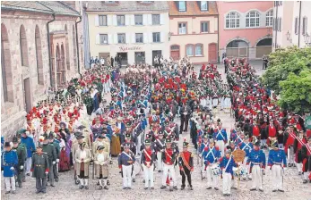  ?? FOTO: HEINIG ?? Ein ganz besonders beeindruck­endes Bild bot sich am Sonntag beim Fest-Gottesdien­st rund um das Villinger Münster.