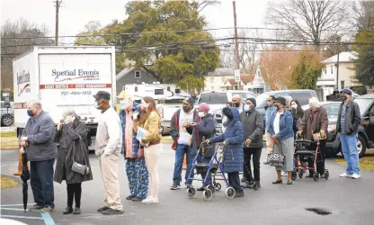  ?? KRISTEN ZEIS/STAFF ?? People stand in line at a mass vaccinatio­n site set up at the Portsmouth Sportsplex on Tuesday.