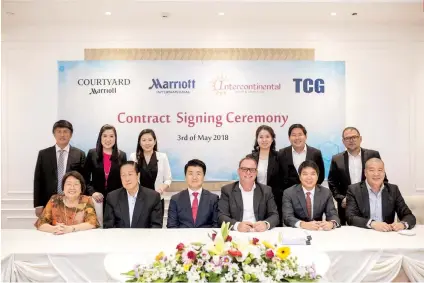  ?? CONTRIBUTE­D FOTO ?? DEAL REACHED. Members of the Tanchan Corporate Group and Marriott Internatio­nal formalize an agreement to operate a 241-room hotel in downtown Cebu City.